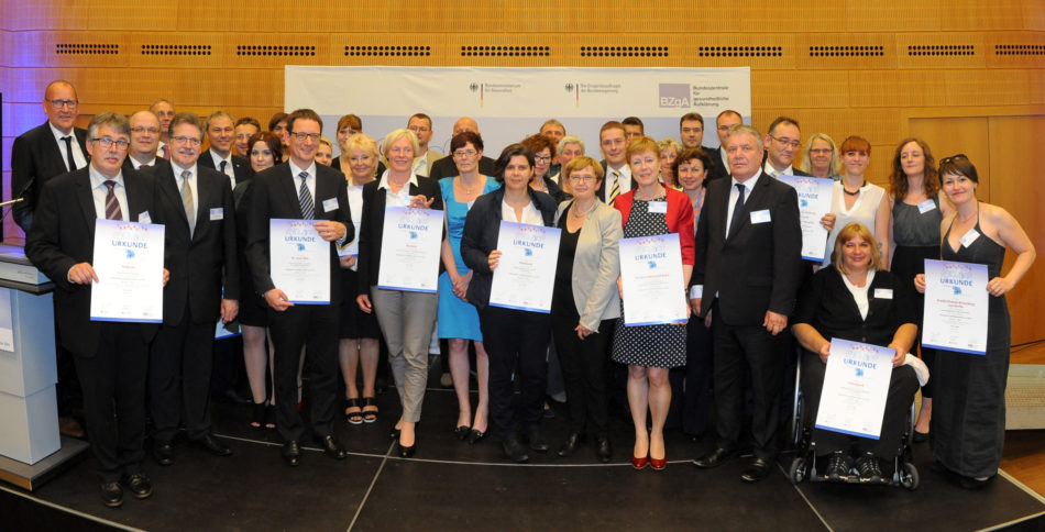 Alle Preisträgerinnen und Preisträger des Bundeswettbewerbs „Innovative Suchtprävention vor Ort“. Foto@Difu